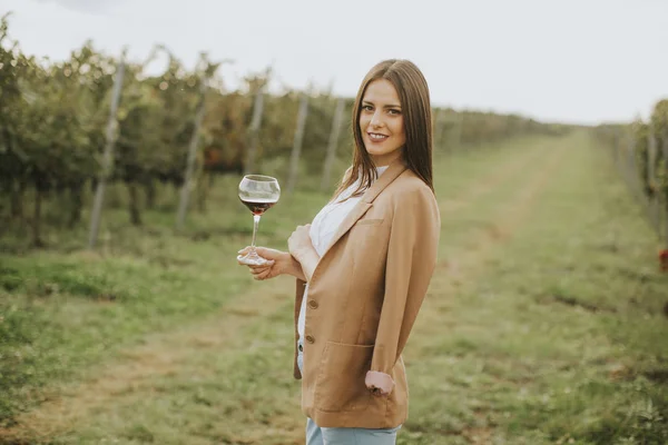 Femme Vigneron Dégustation Vin Rouge Verre Dans Vignoble — Photo