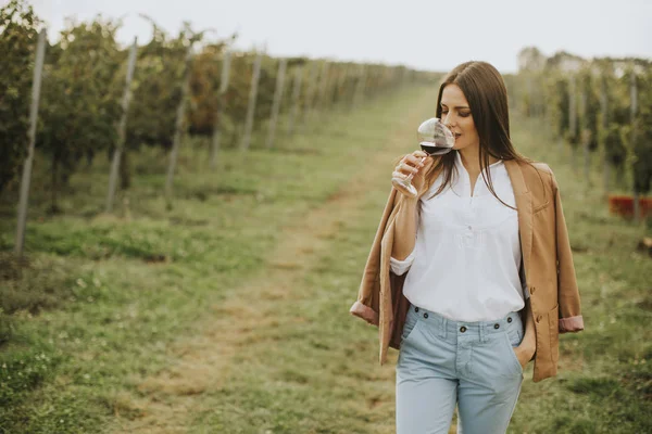 Winzerin Verkostet Rotwein Aus Einem Glas Einem Weinberg — Stockfoto