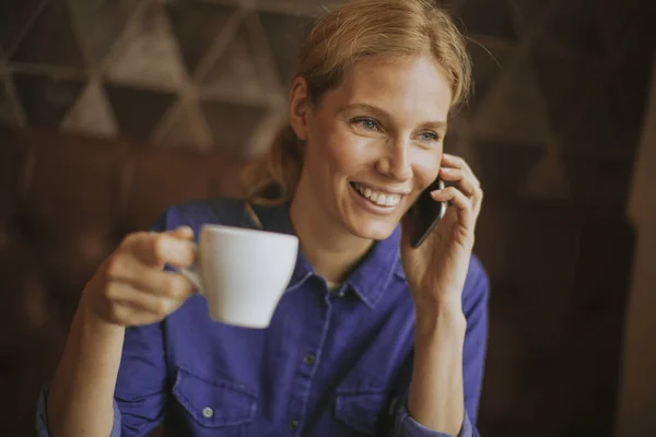 Mulher Loira Muito Jovem Com Telefone Celular Café — Fotografia de Stock