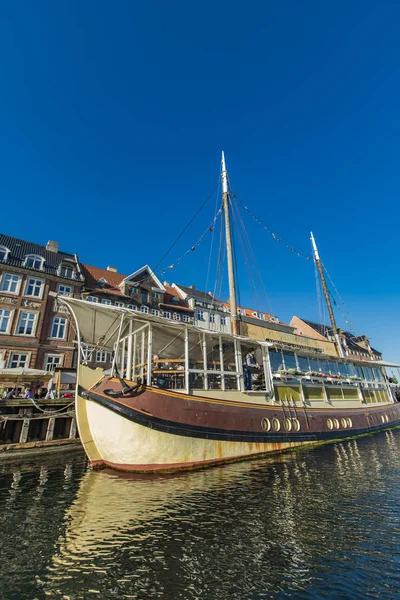 丹麦哥本哈根 2018年6月13日 丹麦哥本哈根尼哈芬的详细资料 尼哈芬是哥本哈根第十七世纪海滨娱乐区 — 图库照片