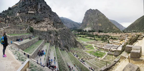 Ollantaytambo Peru December 2017 Unidentified People Colossal Sanctuary Ollantaytambo Peru — Stock Photo, Image