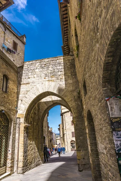 San Gimignano Italien April 2018 Unbekannte Auf Der Straße Von — Stockfoto