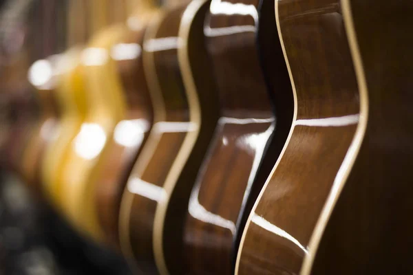 Vista Cerca Las Guitarras Acústicas Fila Tienda Música — Foto de Stock