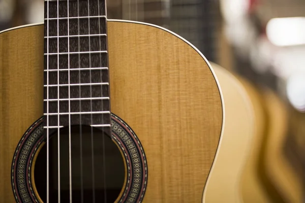 Vista Cerca Las Guitarras Acústicas Fila Tienda Música — Foto de Stock