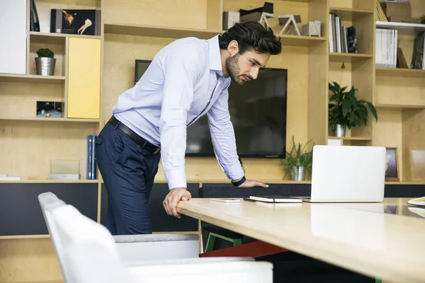 Young Businessman Looks Something Laptop — Stock Photo, Image