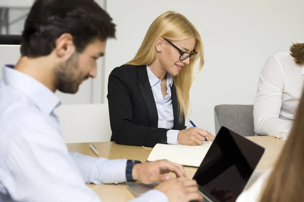 Grupo Jovens Empresários Que Trabalham Escritório — Fotografia de Stock