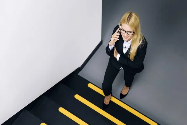 Jonge Zakenvrouw Met Behulp Van Mobiele Telefoon Kantoor Terwijl Klimt — Stockfoto