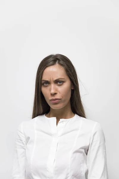 Retrato Uma Jovem Mulher Séria Isolada Fundo Branco — Fotografia de Stock