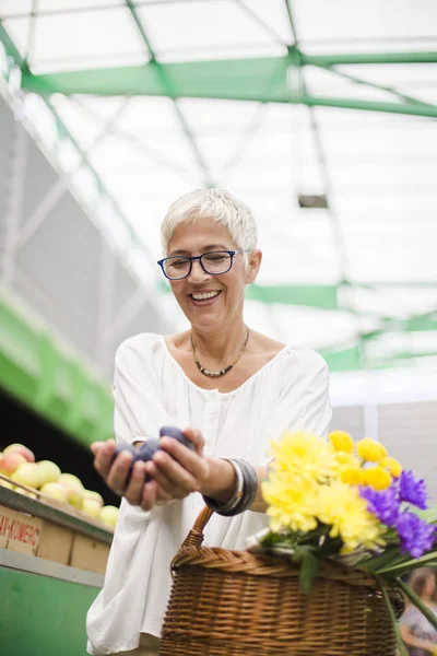 Ritratto Donna Anziana Che Acquista Frutta Sul Mercato — Foto Stock