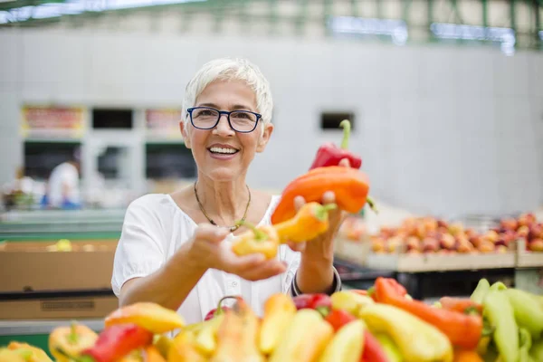 Porträtt Snygg Senior Kvinna Bär Glasögon Köper Peppar Marknaden — Stockfoto