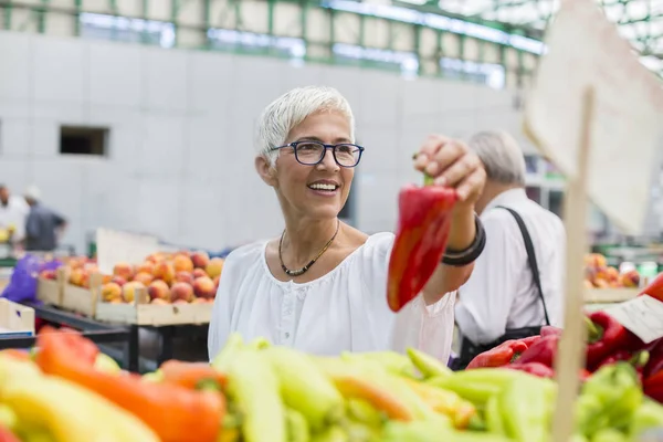 Porträtt Snygg Senior Kvinna Bär Glasögon Köper Peppar Marknaden — Stockfoto