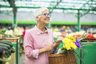 Buket çiçek sepeti piyasaya tutan üst düzey kadın portresi