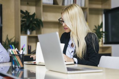Modern ofis çalışma çekici sarışın işkadını portresi