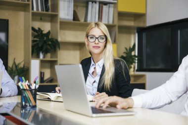 Modern ofis çalışma çekici sarışın işkadını portresi
