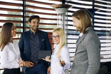 Modern ofis içinde gençlerin grup var takım toplantısı ve beyin fırtınası modern ofis