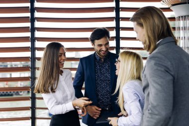 Modern ofis içinde gençlerin grup var takım toplantısı ve beyin fırtınası modern ofis