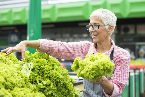 Seniorin Verkauft Salat Auf Marktplatz — Stockfoto