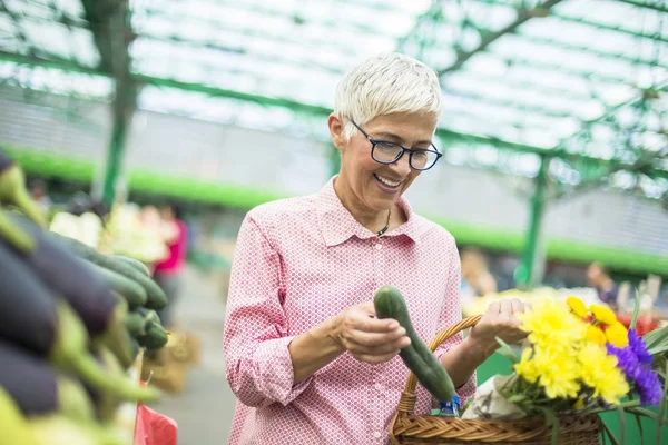 Ritratto Donna Anziana Che Acquista Sul Mercato — Foto Stock