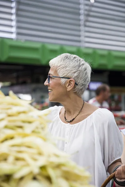 在市场上购买新鲜有机蔬菜的资深妇女肖像 — 图库照片