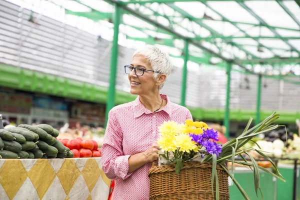 Porträt Einer Seniorin Die Auf Dem Markt Einkauft — Stockfoto