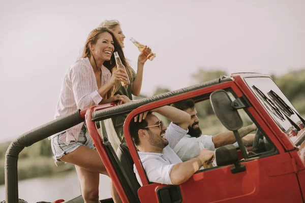 Amigos Felices Divirtiéndose Coche Convertible Vacaciones Por Río — Foto de Stock