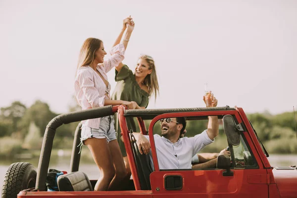 Happy Vrienden Plezier Converteerbare Auto Vakantie Door Rivier — Stockfoto