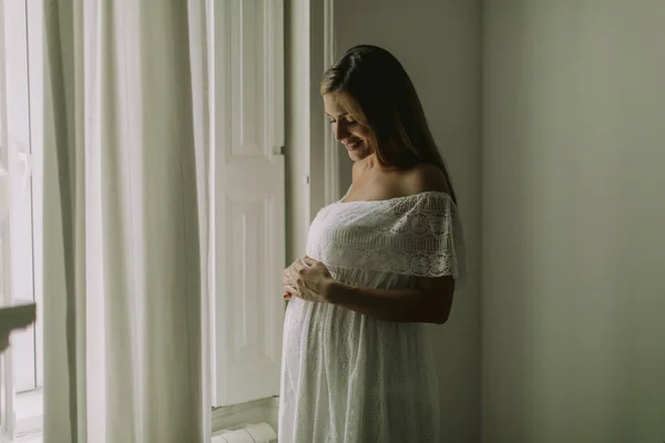 Hübsche Junge Schwangere Frau Steht Fenster — Stockfoto