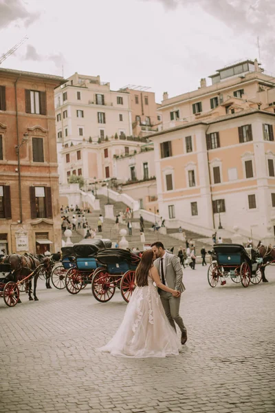 Liebevolles Hochzeitspaar Der Nähe Spanischer Schritte Rom Italien — Stockfoto