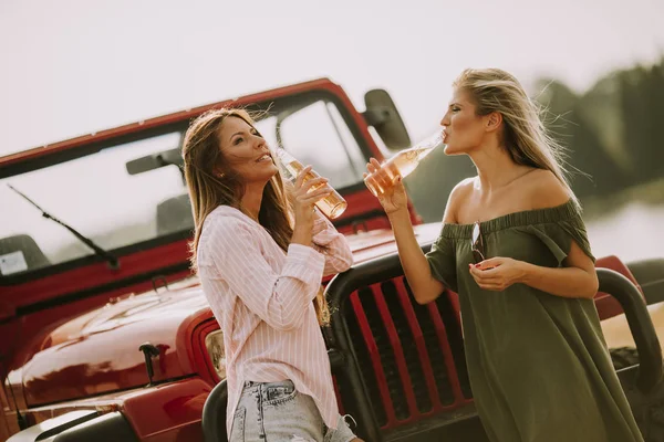 Aantrekkelijke Jonge Vrouwen Plezier Door Een Converteerbare Auto — Stockfoto