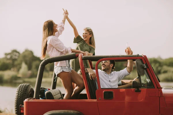 Amigos Felices Divirtiéndose Coche Convertible Vacaciones Por Río — Foto de Stock