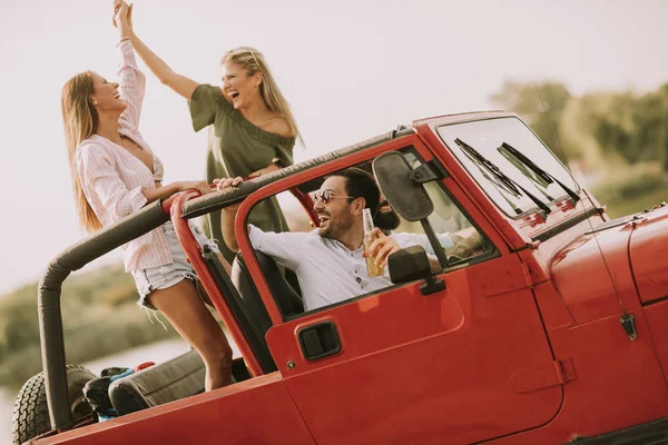 Glückliche Freunde Haben Spaß Cabrio Urlaub Fluss — Stockfoto