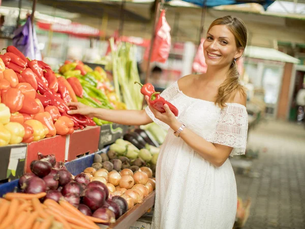 Mulher Bonita Comprando Legumes Frescos Mercado — Fotografia de Stock