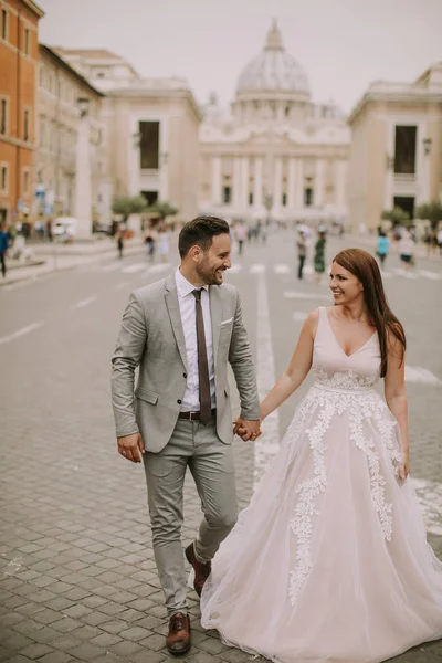 Lovely Young Wedding Couple Saint Peter Cathedral Vatican — Stock Photo, Image