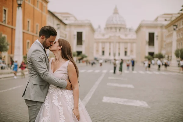 Mooie Jonge Bruidspaar Door Saint Peter Cathedral Vaticaan — Stockfoto