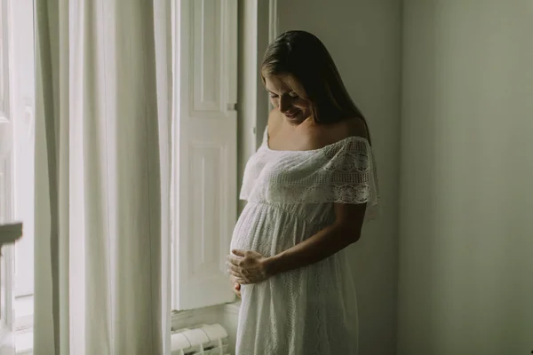 Hübsche Junge Schwangere Frau Steht Fenster — Stockfoto