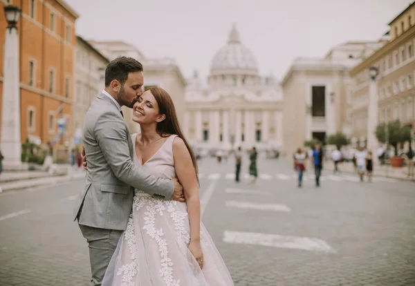 Schönes Junges Hochzeitspaar Bei Der Kathedrale Von Saint Peter Vatican — Stockfoto