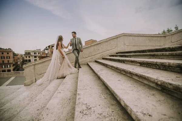 Pareja Joven Boda Pie Las Escaleras Españolas Roma Italia —  Fotos de Stock