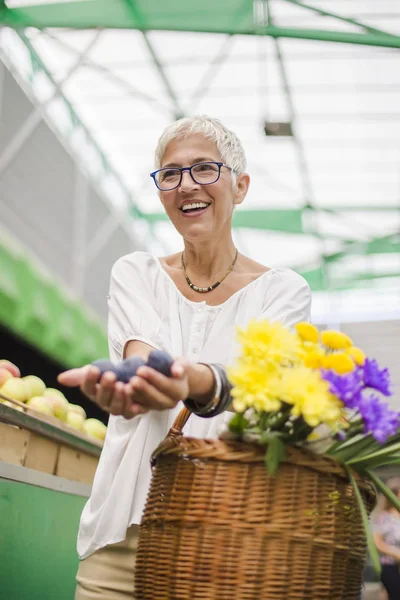 Ritratto Donna Anziana Che Acquista Frutta Sul Mercato — Foto Stock