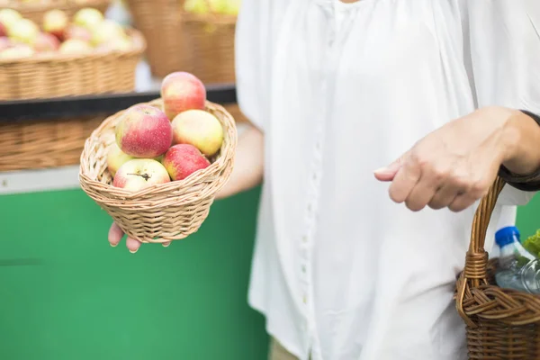 Porträtt Senior Kvinna Att Köpa Äpplen Punnet Marknaden — Stockfoto