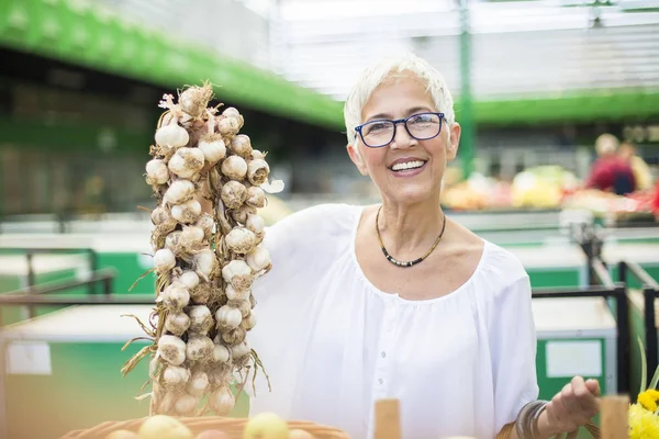 Ritratto Donna Anziana Che Acquista Molto Aglio Sul Mercato — Foto Stock