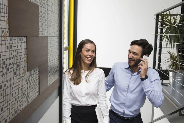 Retrato Jovens Empresários Escritório Moderno — Fotografia de Stock