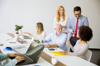 Ofis personel toplantısı sırasında Grup Genç çok ırklı iş adamları masa etrafında görüntülemek