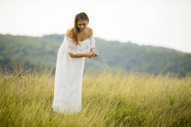 Genç hamile kadın yaz günü, doğada dışında rahatlatıcı