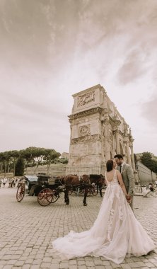 Genç düğün çifti Constantine Arch, Roma, İtalya