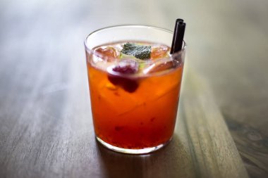 Ahşap arka plan üzerinde kırmızı meyve detoks içecek