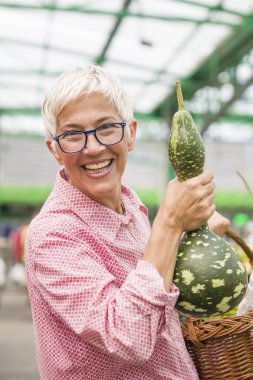 Kabak pazarında satın alma kadın kıdemli portresi