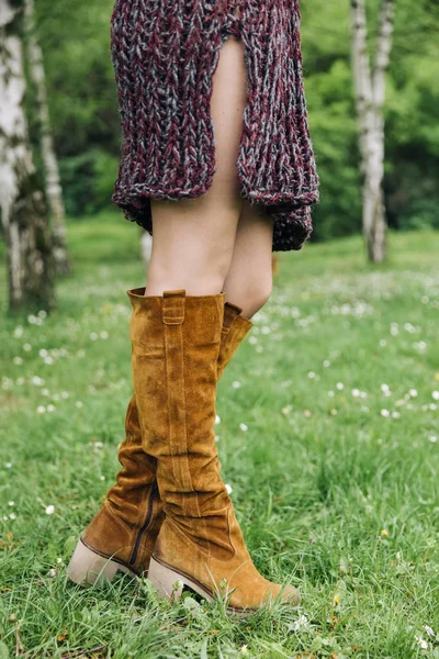 Jeune Femme Robe Tricotée Posant Dans Parc — Photo