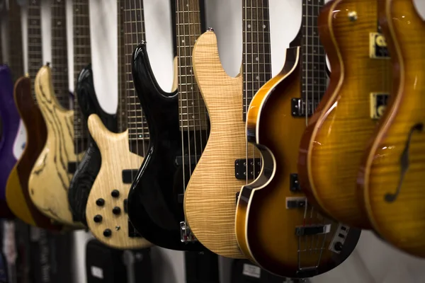 Clolecção Guitarras Elétricas Penduradas Loja — Fotografia de Stock