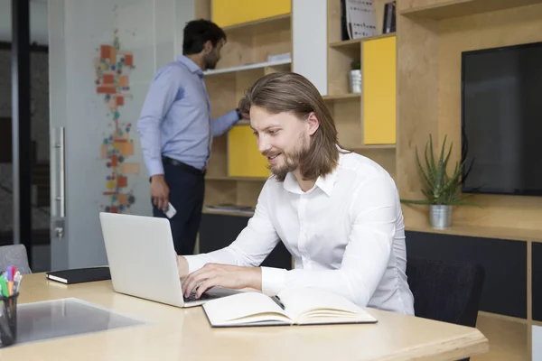 Tânăr Afaceri Succes Tastând Laptop Birou Modern — Fotografie, imagine de stoc