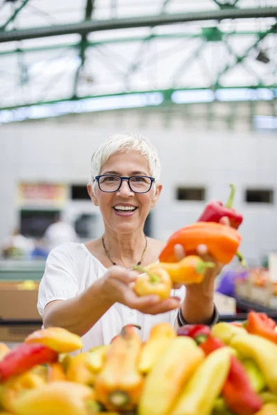 Porträtt Snygg Senior Kvinna Bär Glasögon Köper Peppar Marknaden — Stockfoto